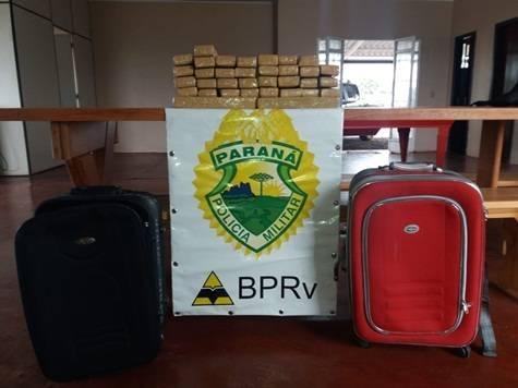 O responsável pelas malas foi identificado como sendo um menor de 16 anos,. (Foto: PRF)