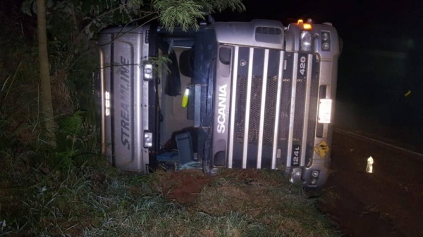 O acidente foi na madrugada de hoje. (Fotos: CGN)