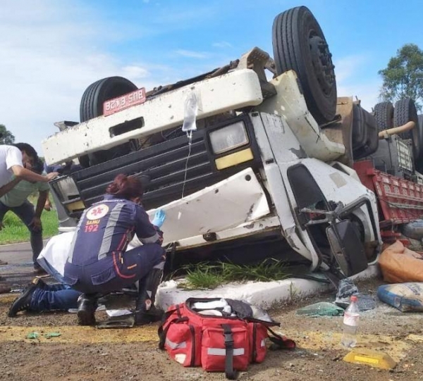 A vítima ficou presa na cabine do caminhão. (Foto: TN OnLine)