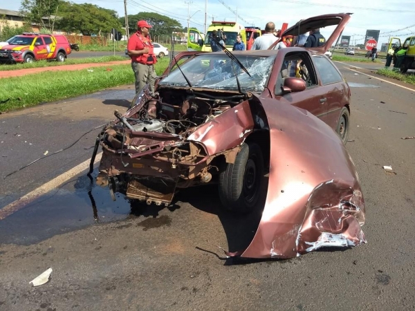 O carro com placas de Foz do Iguaçu foi atingido por uma caminhonete quando cruzava a BR-277, na região do bairro Três Lagoas — Foto: Renan Gouvêa/RPC