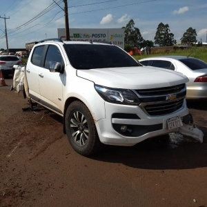 Com a batida, o motorista da caminhonete ainda perdeu o controle da direção e bateu contra um poste às margens da rodovia — Foto: Renan Gouvêa/RPC
