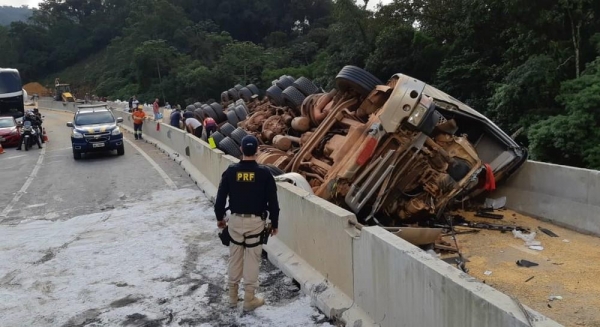 Motorista do caminhão ficou preso nas ferragens após capotamento na BR-376, em Guaratuba — Foto: Divulgação/PRF