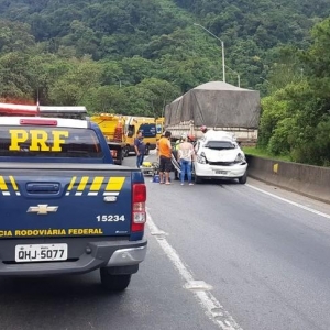 Um dos carros atingido bateu na traseira de outro caminhão em acidente na BR-376, em Guaratuba — Foto: Divulgação/PRF  Veja mais notí