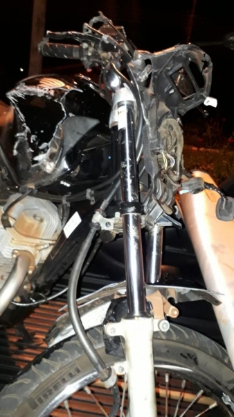 A motociclista, de 27 anos, sofreu queda e resultou com ferimentos médios (Foto: PRE/Divulgação )