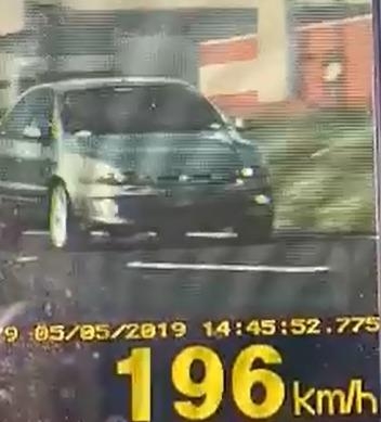 Motorista flagrado na BR-277 a 196 km/h, onde o limite é de 110 km/h.(Foto: PRF)