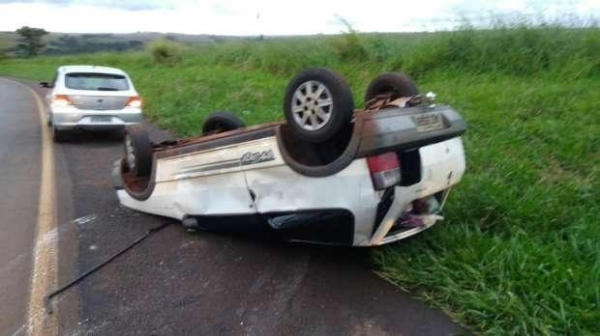A vítima estava em um veículo Uno Mille, com placa de Palotina, que capotou na rodovia (Foto: CATVE )