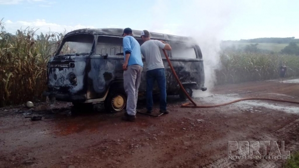 O veículo ficou destruído. (Fotos: Colaborador)