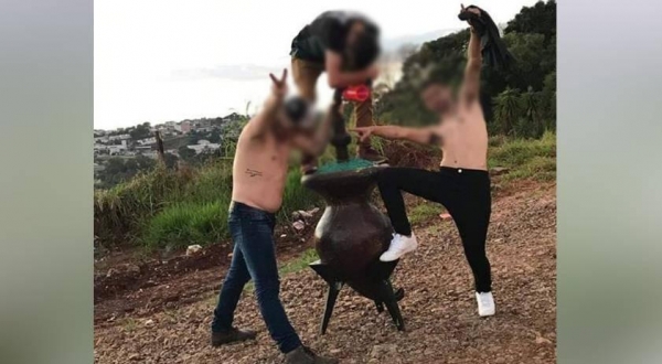 Nas redes sociais circula uma foto de um trio pousando para uma foto com a cuia.(Foto: Reprodução)