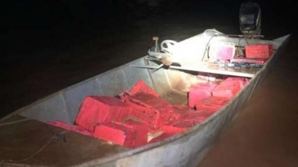 Na embarcação, de sete metros e equipada com um motor de 90 hp, foram encontrados meia tonelada de maconha.(Foto:PF)