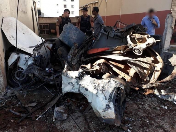 Caminhão desgovernado causa grave acidente no centro de pato branco. (Foto: olho vivo pato branco/pato branco alerta).
