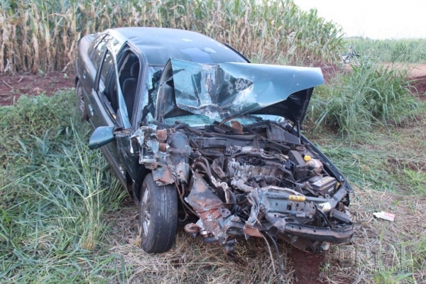O Vectra ficou destruído com o impacto. (Fotos: Portal Nova Santa Rosa)