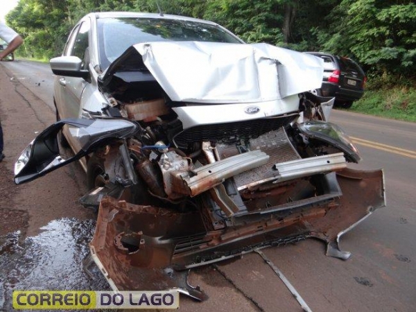 Com a batida, o veículo ficou com a parte dianteira destruída.  O condutor não se feriu.. (Foto: Correio do Lago)