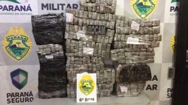 No automóvel, foi encontrada uma grande quantidade de maconha. (Foto: Catve)