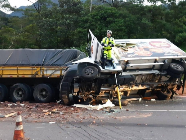 O furgão foi prensado entre os outros dois veículos.(Foto: PRF)