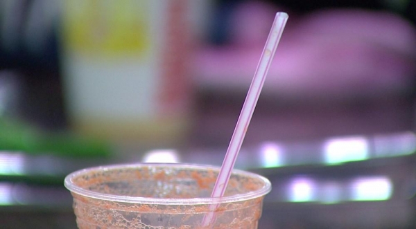 Projeto que proíbe uso de canudos plásticos em Cascavel foi proposto por adolescente de 13 anos — Foto: Reprodução/RPC