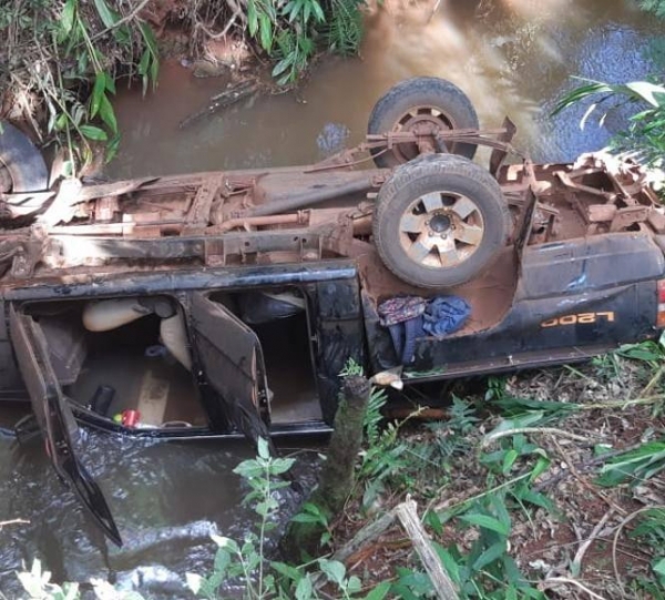 A caminhonete foi encontrada caída no rio . (Foto: Reprodução)