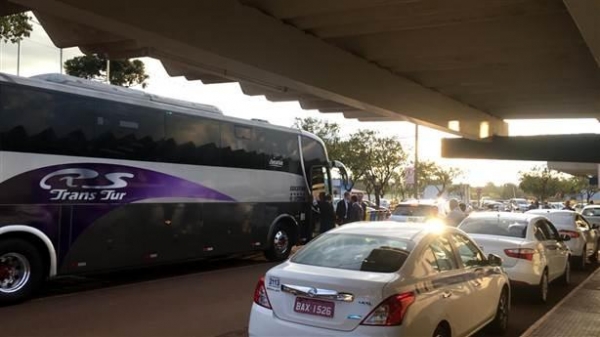 Segundo informações repassadas no local, a equipe será levada na sequencia até Capanema com um ônibus. (Foto: Tarobá News)