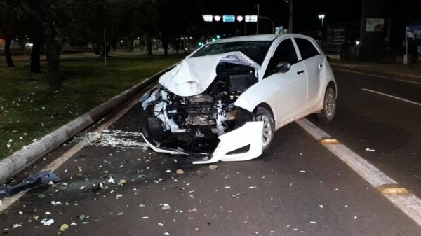 O condutor do HB20 acabou perdendo o controle da direção do veículo e colidindo fortemente com uma árvore.(Foto: CGN)