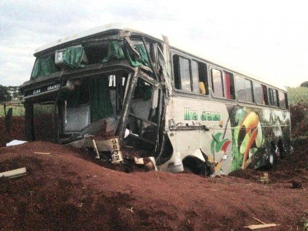 Ônibus parou em um barranco (Foto: Silvio Alves/RPC )
