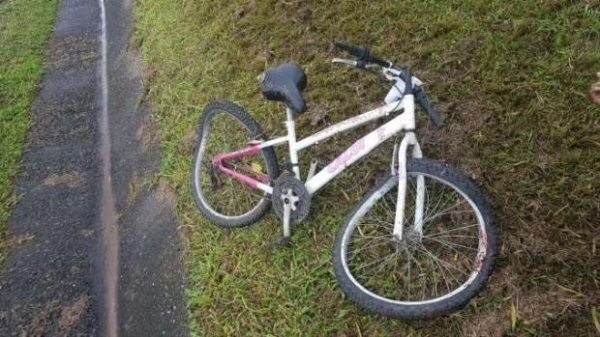 Com o impacto, o ciclista morreu na hora e a bicicleta dele ficou toda retorcida. (Foto: PRF)