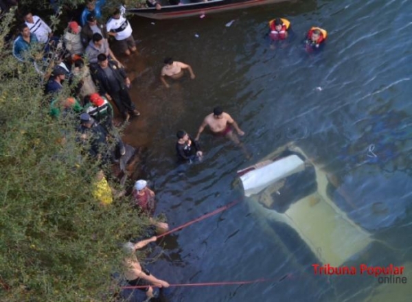 Com a colisão, o veículo Toyota / Premio caiu no rio.(Foto: Reprodução)