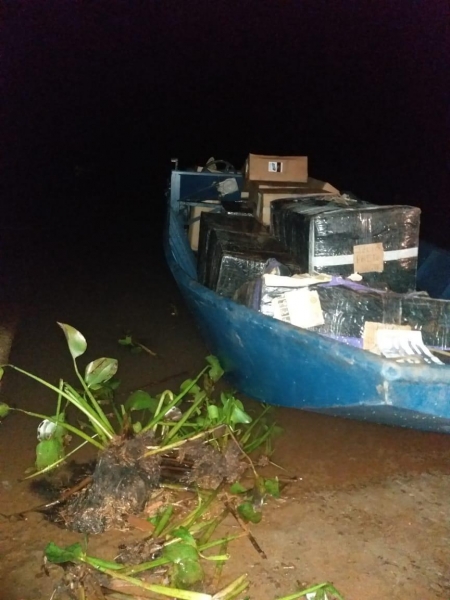 Na embarcação clandestina foram encontradas  várias caixas de cigarros de origem paraguaia e diversos volumes de produtos importados ilegalmente. (Foto: BPFron)