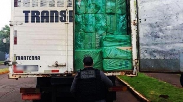 O compartimento de carga estava carregado com 700 caixas vindas do país vizinho.(Foto PF)
