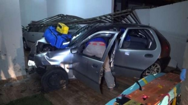 O carro ainda atingiu a parede da casa e colidiu em um Polo que estava na garagem.. (Foto: Catve)