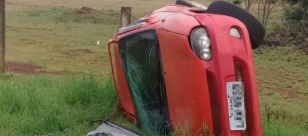 Com a chegada da ambulância no local, os socorristas apenas encontraram um veículo Corsa com placas de Matelândia, tombado e abandonado, sem nenhuma pessoa nas proximidades.(Foto: Guia Medianeira)