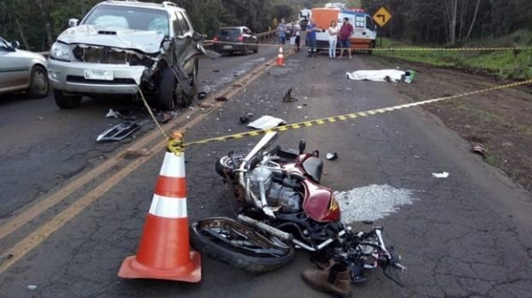 A colisão foi entre uma motocicleta Honda CG de Itapejara e uma caminhonete Toyota Hilux SW4 de Pato Branco. (Foto: Reprodução)