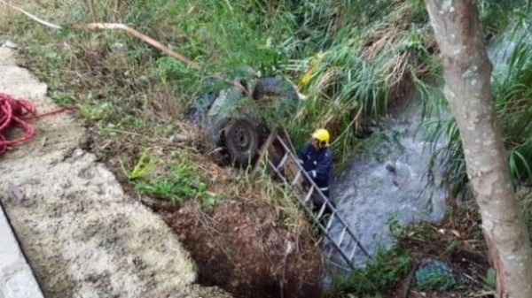 O condutor do automóvel perdeu o controle da direção quando passava pela área e o veículo despencou em um barranco para cair no córrego.(Foto: A Rede)