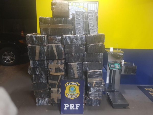 A droga totalizou 638,74 Kg que estavam acondicionados em 32 fardos.(Fotos:PRF)