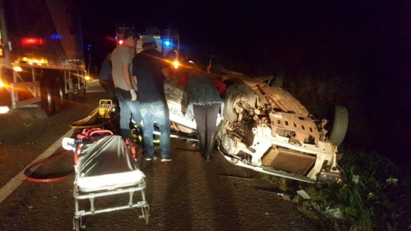 O Fiat Uno teria rodado na pista, batendo contra um Palio, capotando na sequência e ainda batendo contra um Gol. (Foto: CGN)