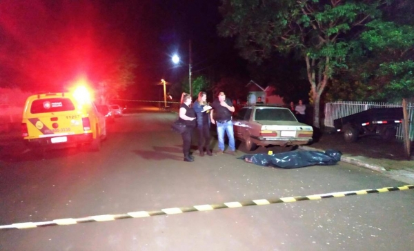 Informações de populares dão conta que foram cinco disparos, sendo que três acertaram a vítima.(Foto: Reprodução)