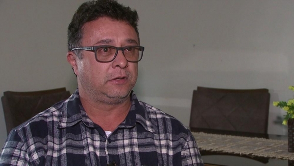 O professor Sérgio Vesco foi ferido na perna por um aluno que o atacou com uma faca — Foto: RPC/Reprodução