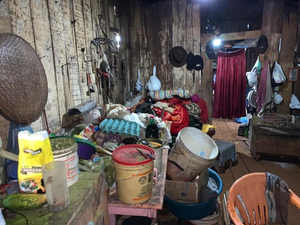 Testemunhas disseram aos policiais que os dois idosos moravam no espaço improvisado havia 18 anos — Foto: Polícia Civil/Divulgação