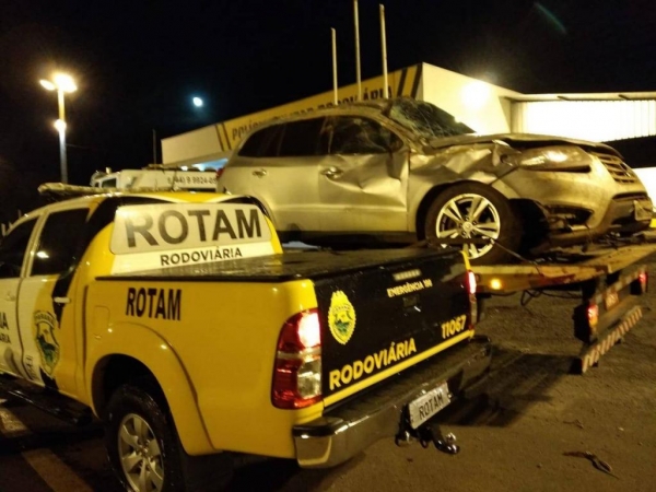 Os policiais encontraram, dentro do veículo capotado, aproximadamente 40 caixas de cigarros.(Foto: PRE)