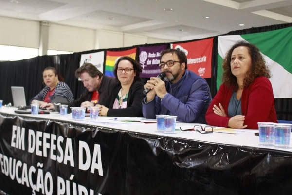 A deliberação foi aprovada em assembleia estadual extraordinária da APP-Sindicato, realizada na manhã deste sábado (15) em Curitiba.(Foto: Divulgação)