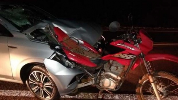 Com a violência da batida a parte frontal do carro ficou completamente destruída deixando a motocicleta presa às ferragens.(Foto: Catve)