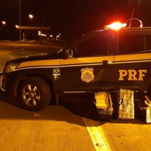 Aos policiais rodoviários federais, os dois presos disseram que saíram de Tacuru (MS) e que pretendiam levar o veículo e a carga ilícita até Curitiba . (Fotos: PRF)