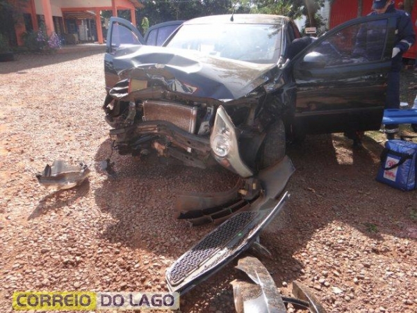 Com a batida, a condutora acabou batendo a cabeça no para-brisas, resultando com ferimentos no rosto. (Foto: Correio do Lago)