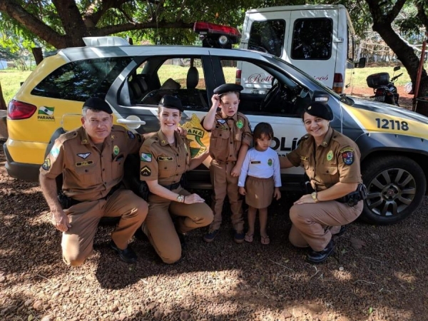 Os PMs realizaram a visita surpresa a um menino de seis anos e à sua irmã de três anos (Foto: Divulgação )