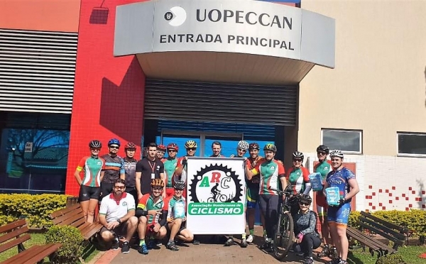 Para marcar a entrega simbólica, 16 ciclistas foram pedalando da cidade rondonense até o Hospital do Câncer de Cascavel.. (Foto: Assessoria)
