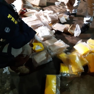 Droga estava escondida dentro de pneus — Foto: Divulgação/PRF