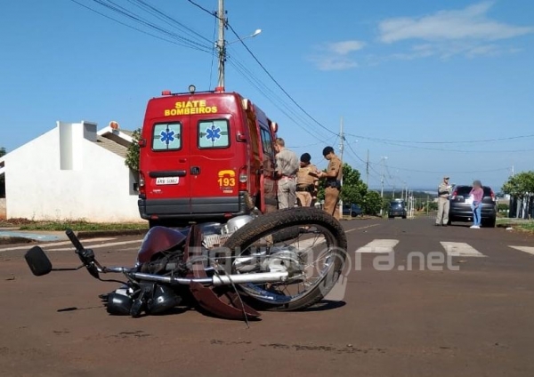 O motociclista sofreu queda e foi atendido pelo Corpo de Bombeiros no local (Foto: Fernando Nascimento/AquiAgora.net )