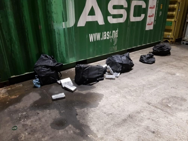 Bolsas com a droga caíram de contêiner durante movimentação de carga dentro do Porto de Paranaguá — Foto: Divulgação/Receita Federal do Brasil