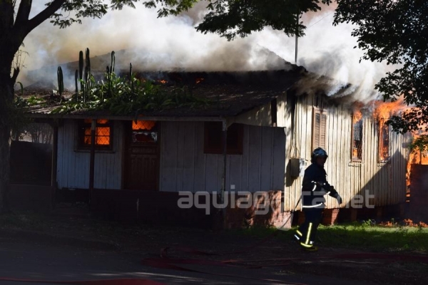 Residência ficou destruída (Foto: Fernanda Bourscheidt/AquiAgora.net )