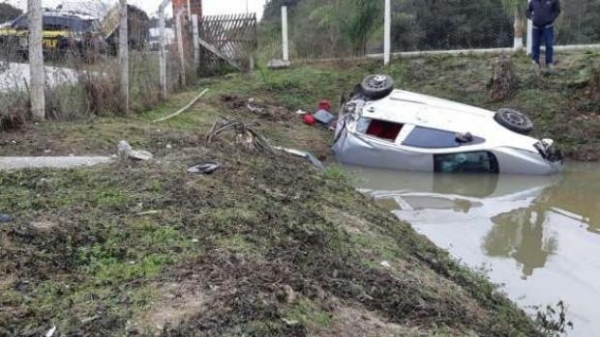 O motorista do Fox de 21 anos não resistiu aos ferimentos e morreu no local.. (Fotos: Catve)