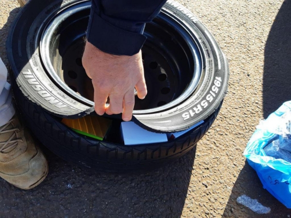 Entre os itens apreendidos estão telefones celulares e cigarros eletrônicos, (Foto: PRF)