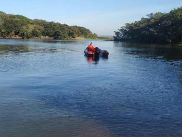 O Corpo de Bombeiros retirou o corpo do rio, sendo então encaminhado para o IML de Toledo.(Foto: Divulgação)